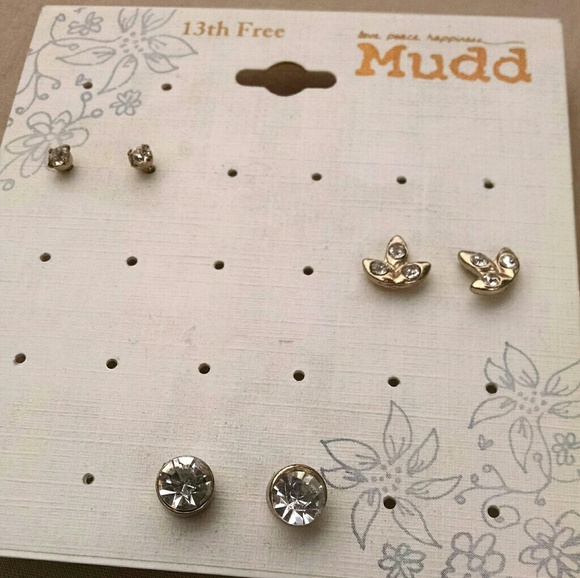 ✨FREE w/ bundle✨ Gold Metal Crystal Stud Earrings - Picture 2 of 3
