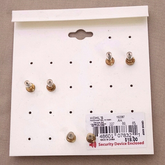 ✨FREE w/ bundle✨ Gold Metal Crystal Stud Earrings - Picture 3 of 3