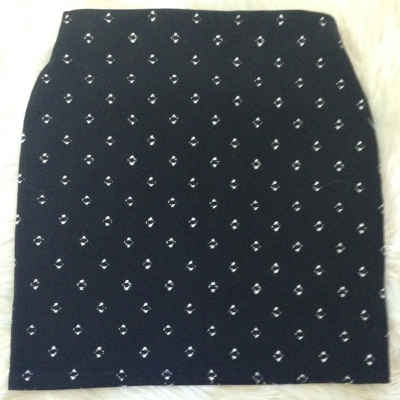 SOLD-LOFT Black Graphic Print Stretch Pencil Skirt - Picture 2 of 4