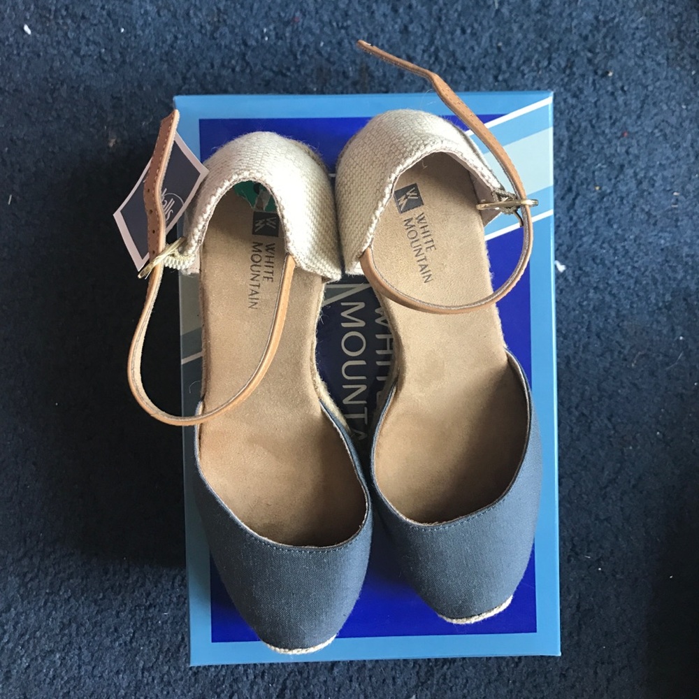 Size 8 blue and tan woven wedges