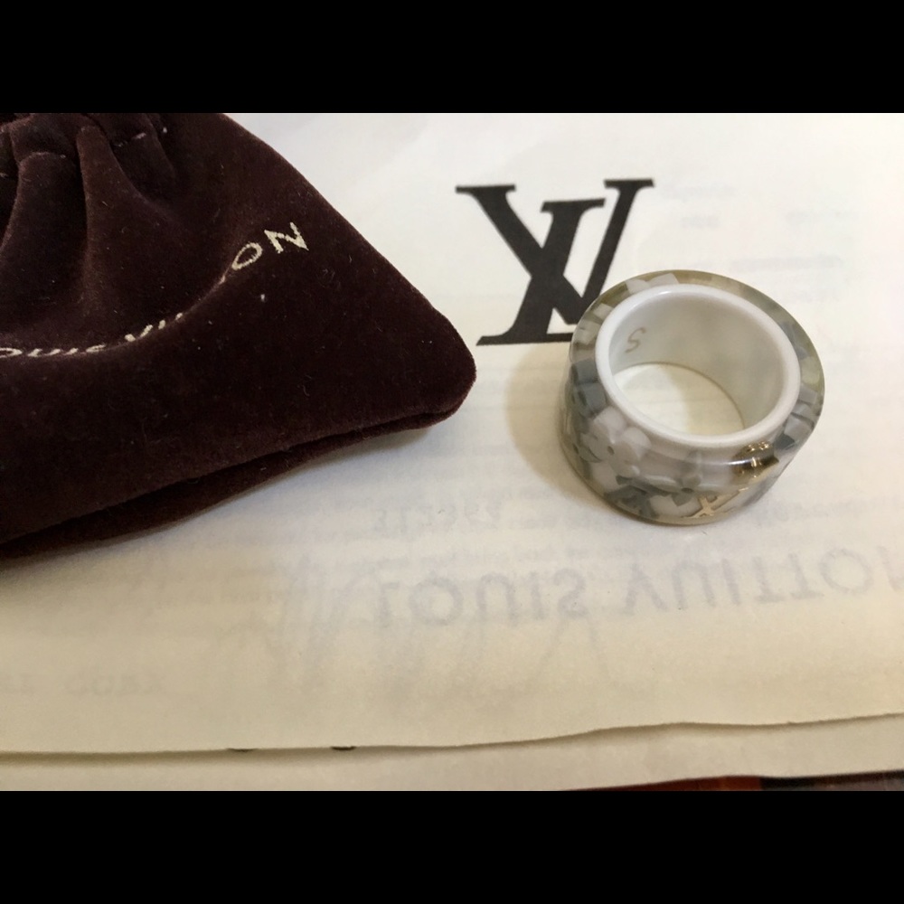 Luis Vuitton Ring size 5