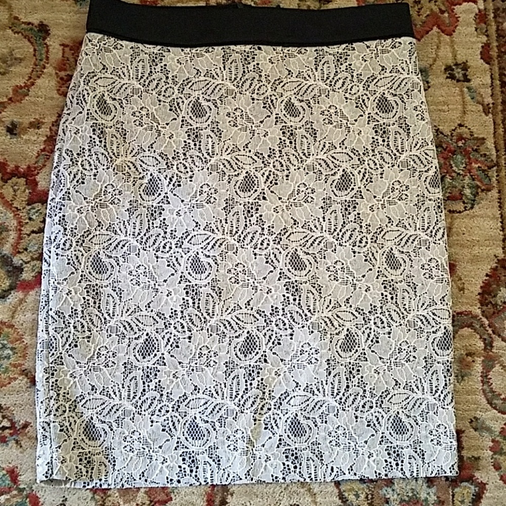Forever 21 Black and light pink lace skirt