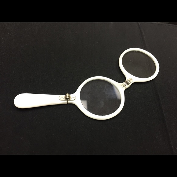 VINTAGE MAGNIFIER IN PEARL FOLDABLE FRAME. - Picture 1 of 7