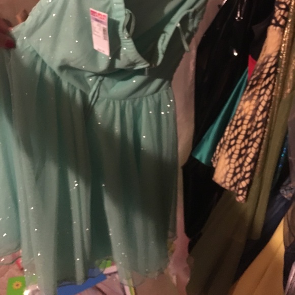 Dresss - Picture 3 of 3