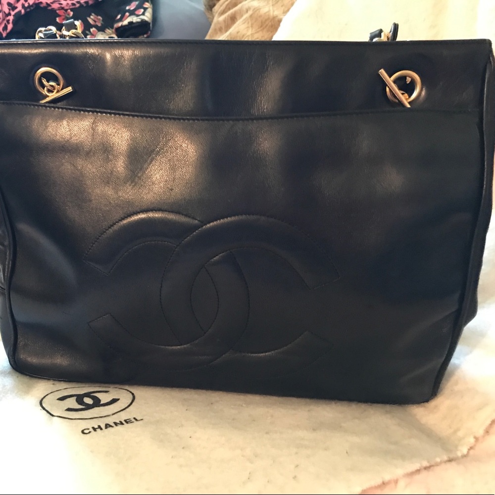 Gorgeous lambskin vintage Black Chanel bag 10x14