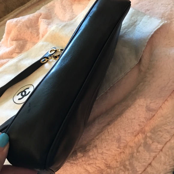 Gorgeous lambskin vintage Black Chanel bag 10x14 - Picture 8 of 14