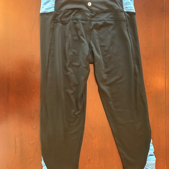 Black and Blue Workout Cropped Leggings - Picture 2 of 2