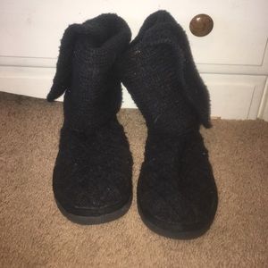 Black knit UGGs