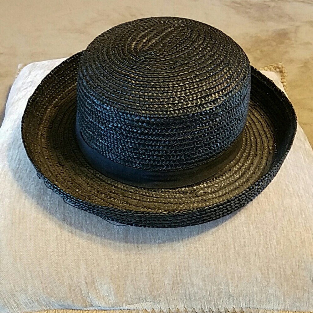 VERSATILE BLACK STRAW HAT