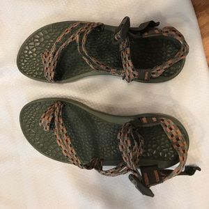 Size 9M Coral and Grey Patterned Chacos