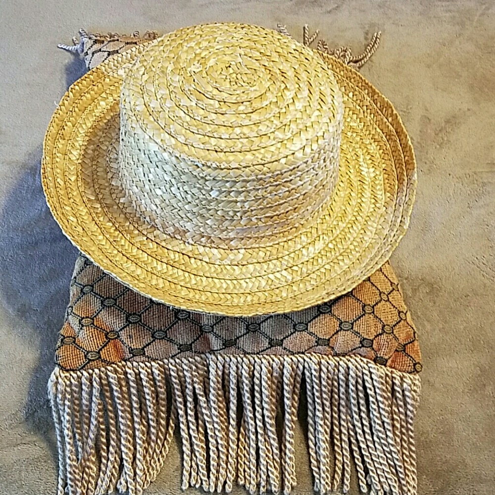 LIGHTWEIGHT STRAW HAT