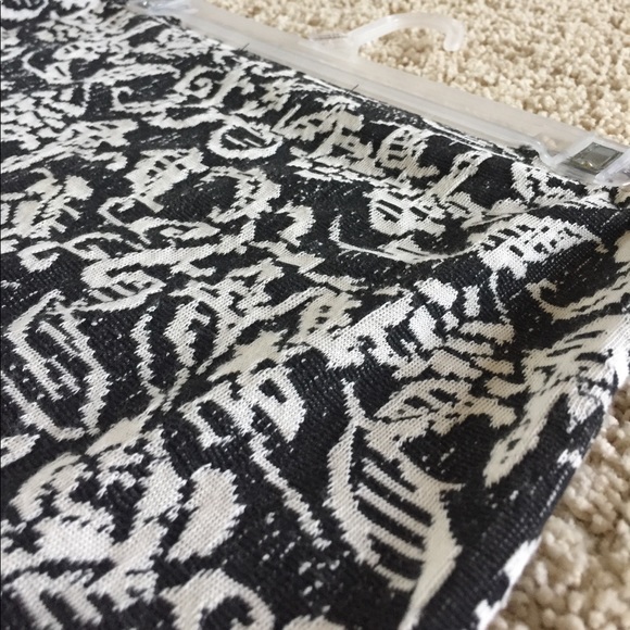 Patterned mini skirt - Picture 2 of 2