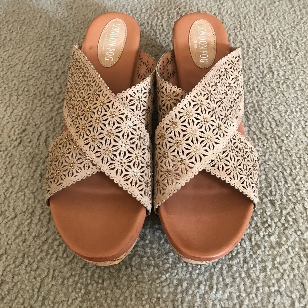 NWOT Tan wedges