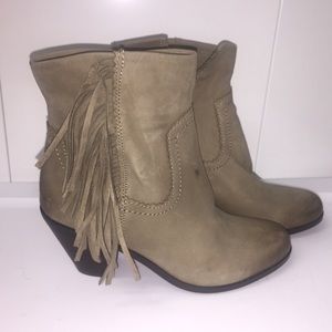 NWOT Sam Edelman Louie Fringe Booties 4.5