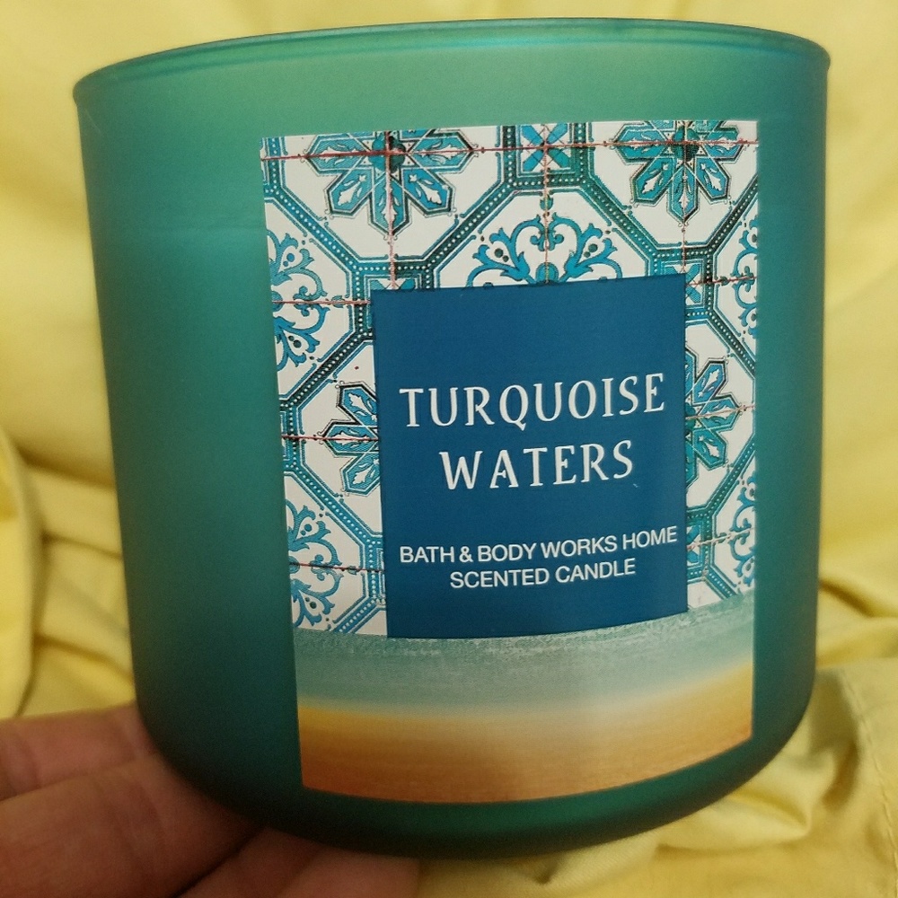 Turquoise waters candle