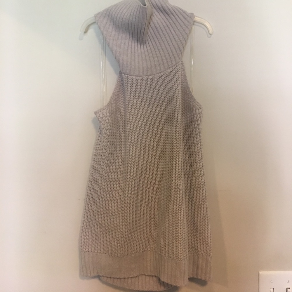 Sleeveless backless cropped turtleneck