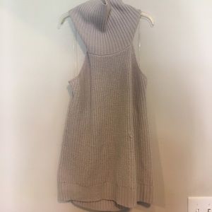 Sleeveless backless cropped turtleneck