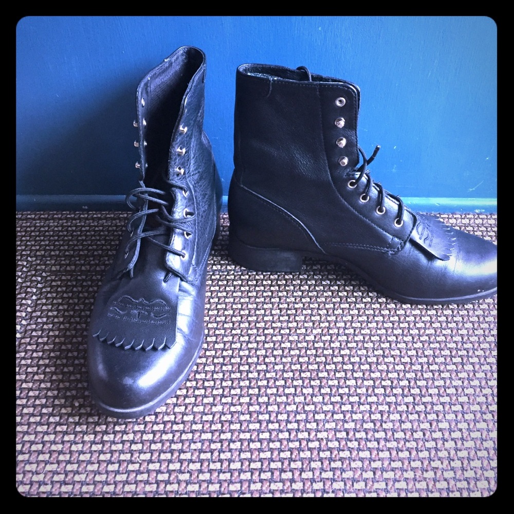 Women's Ariat lace up boots!