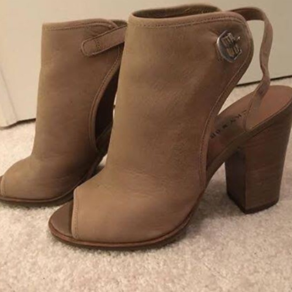 Lucky peep-toe wedges 😍