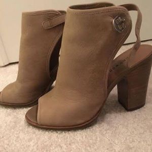 Lucky peep-toe wedges 😍