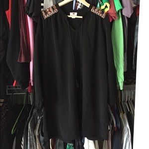 Black Casual V-Neck Dress w Embroidered Shoulders