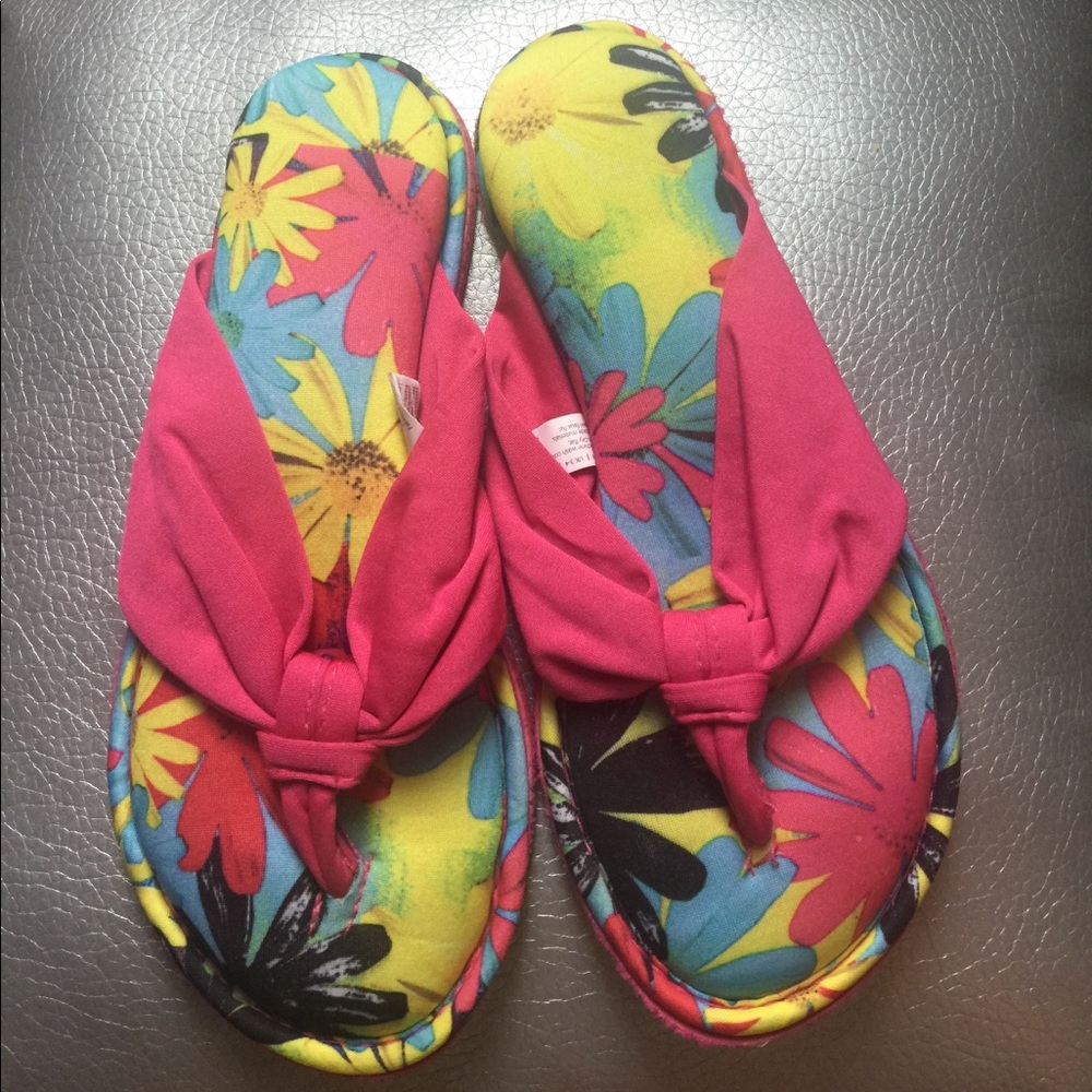 NWOT! Dearfoams Tsandal house slippers (Size 5-6)