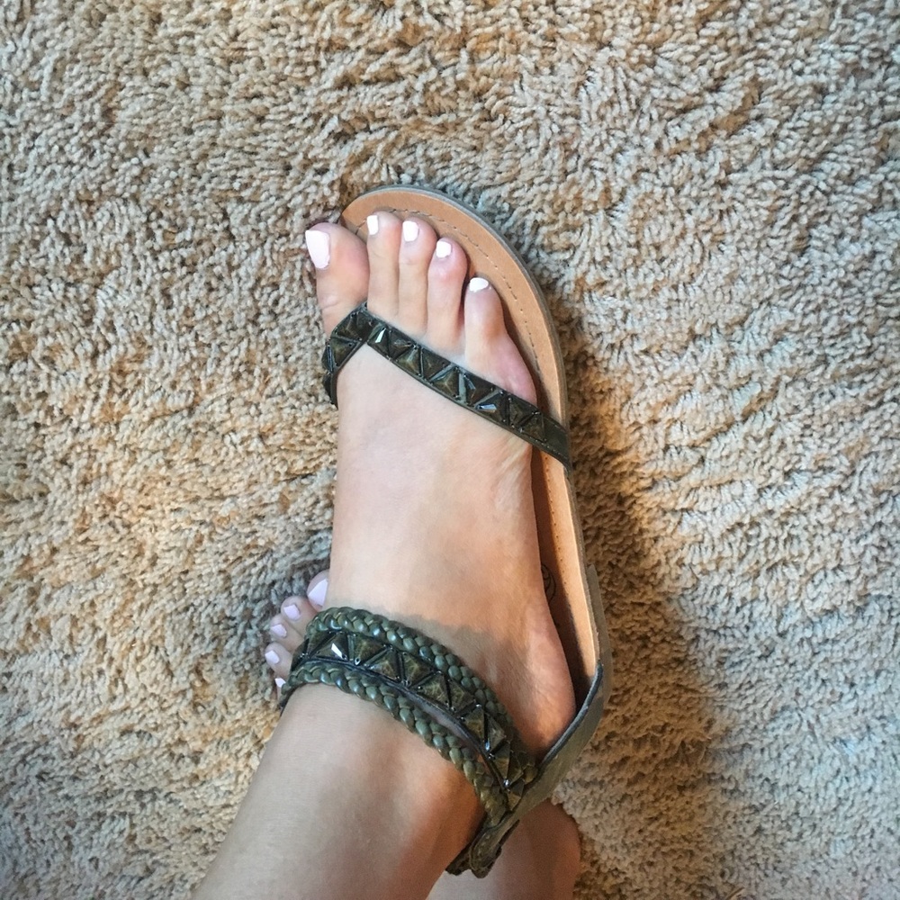 Cute sandals!