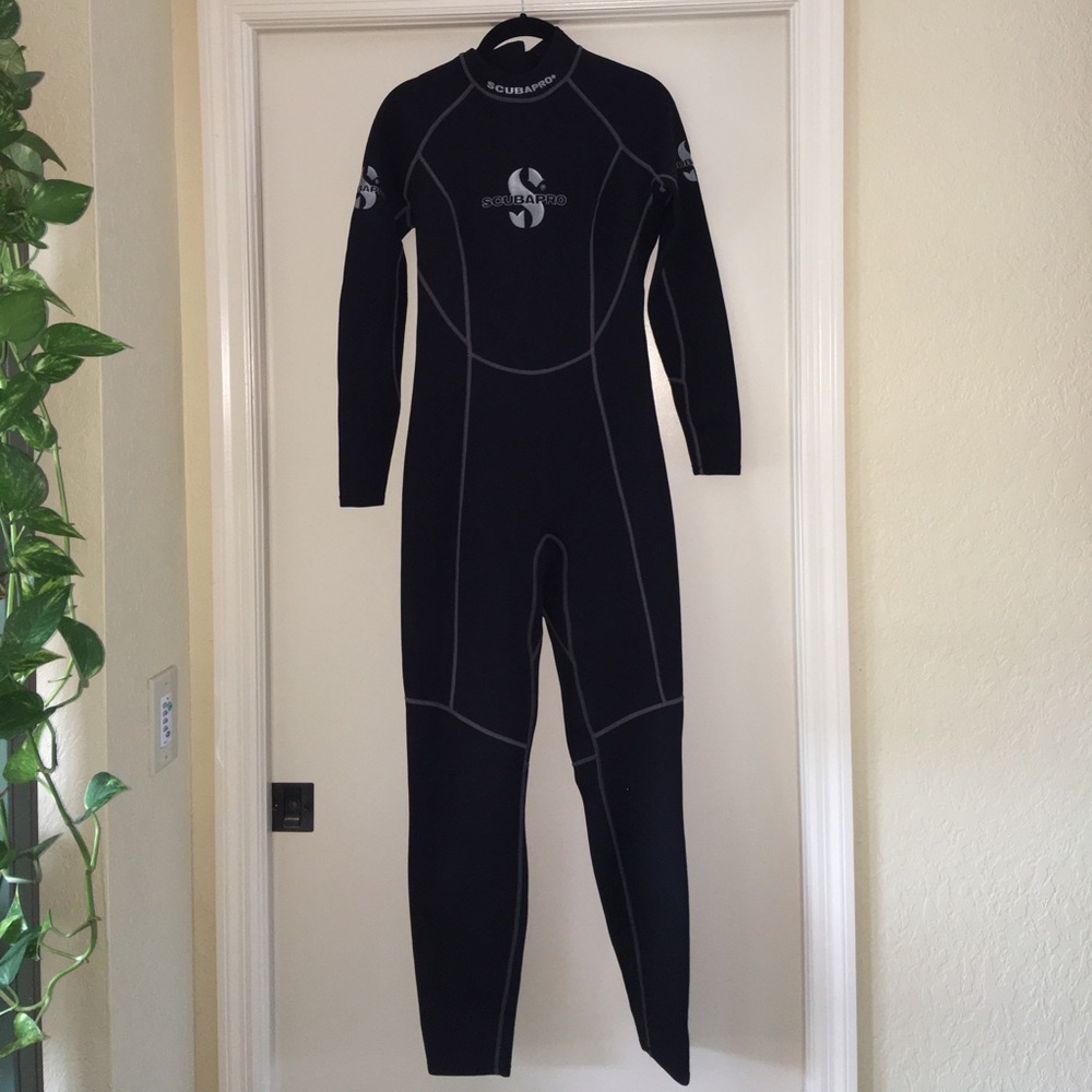 Black wetsuit. Lightly used. Inseam 30. Authentic