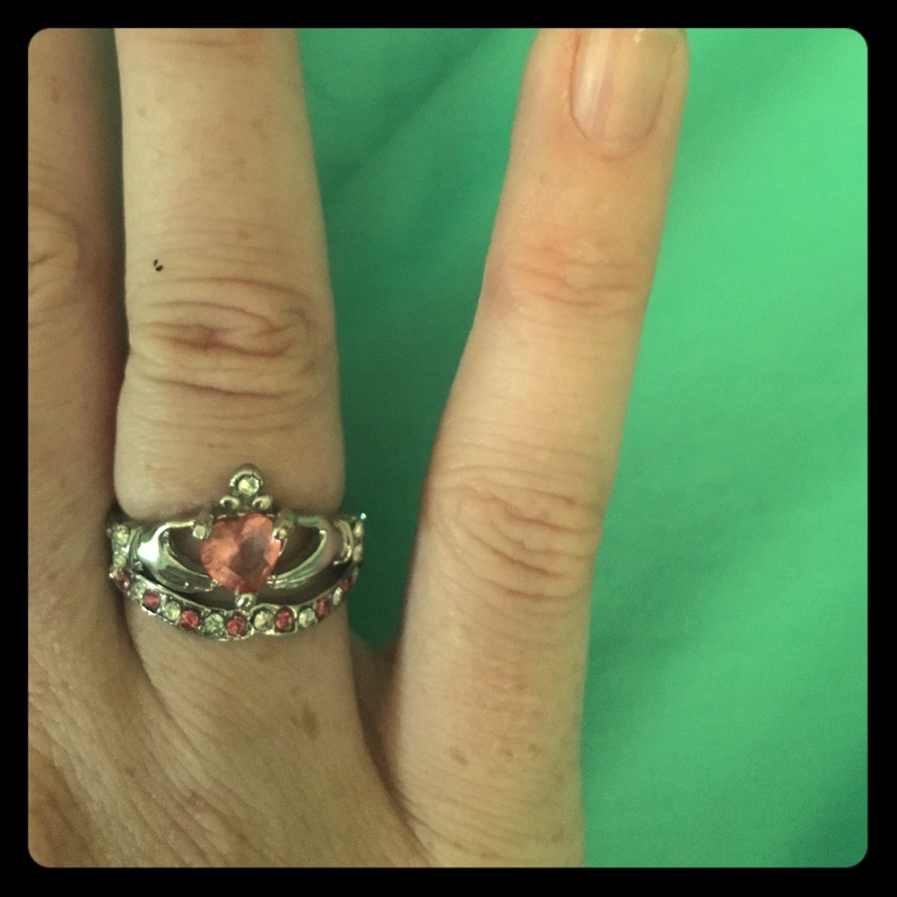 Claddah ring set w band. Pink gemstone&rhinestone