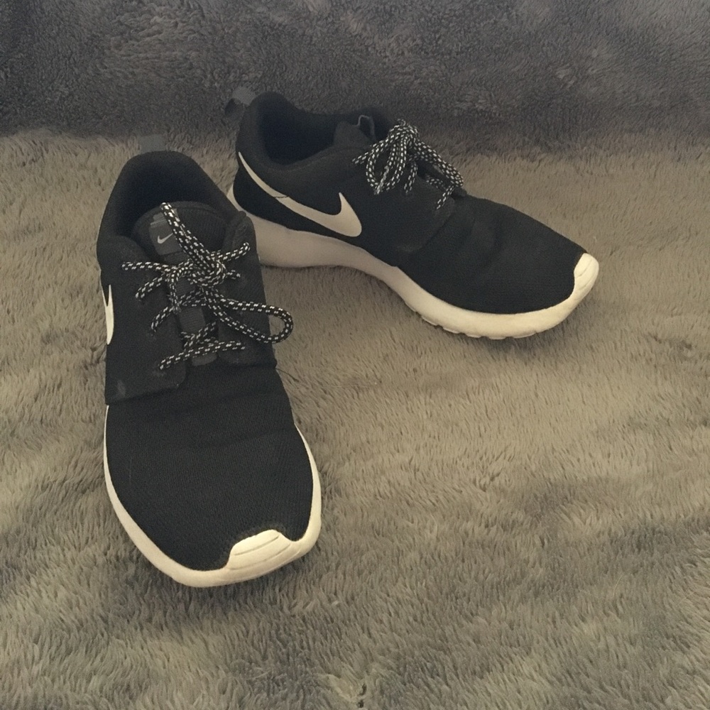Black Nike Roshes