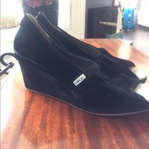 TOMS crushes Velvet Wedges in Black