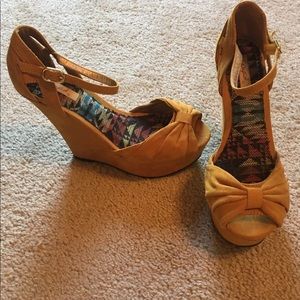 Qupid Mustard Yellow Bow Wedges Size 8.5