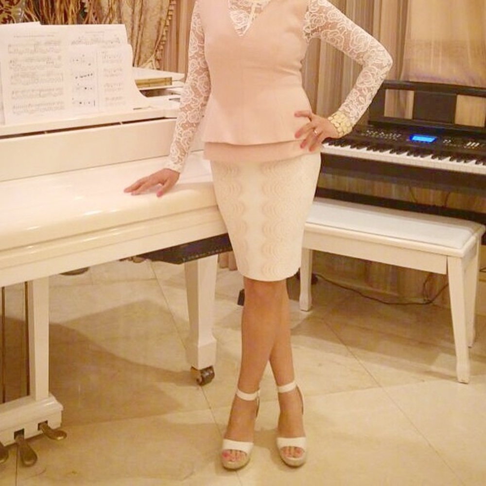 White and pink bcbg maxazaria bandage skirt xs
