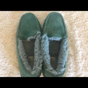 UGG slippers, NEW, never worn