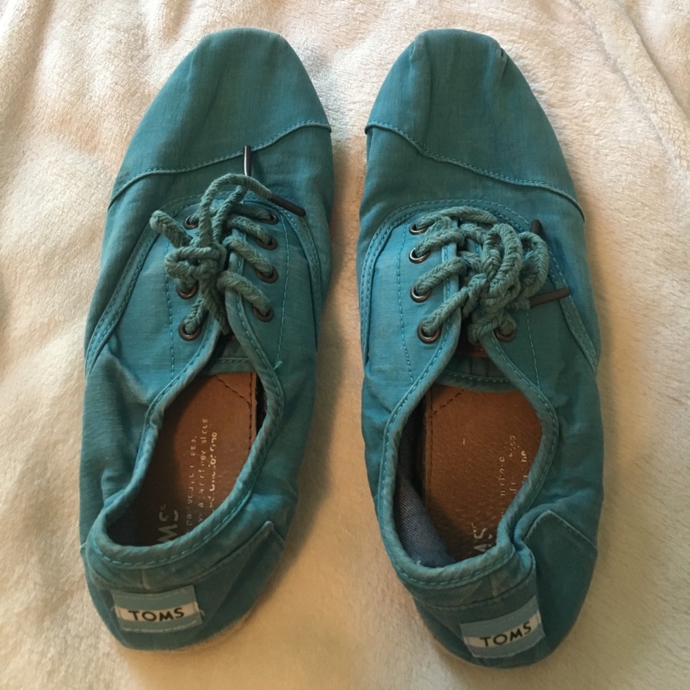 TOMS lace up