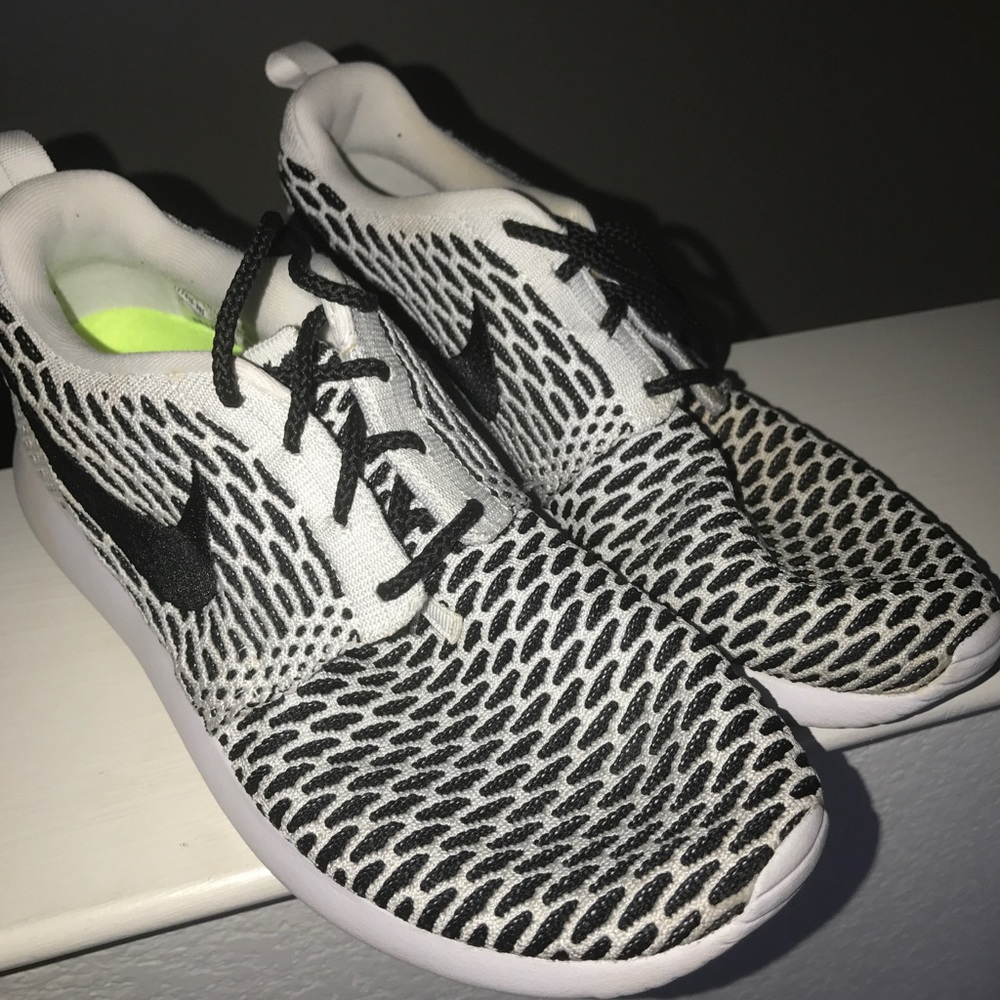 Nike iD Custom Roshe Run Sneakers 7.5 Black White