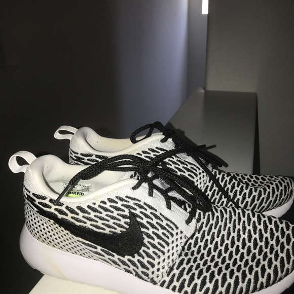 Nike iD Custom Roshe Run Sneakers 7.5 Black White - Picture 4 of 8