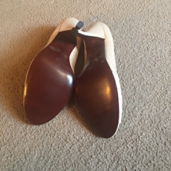 Cream peep toe pumps - Picture 3 of 3