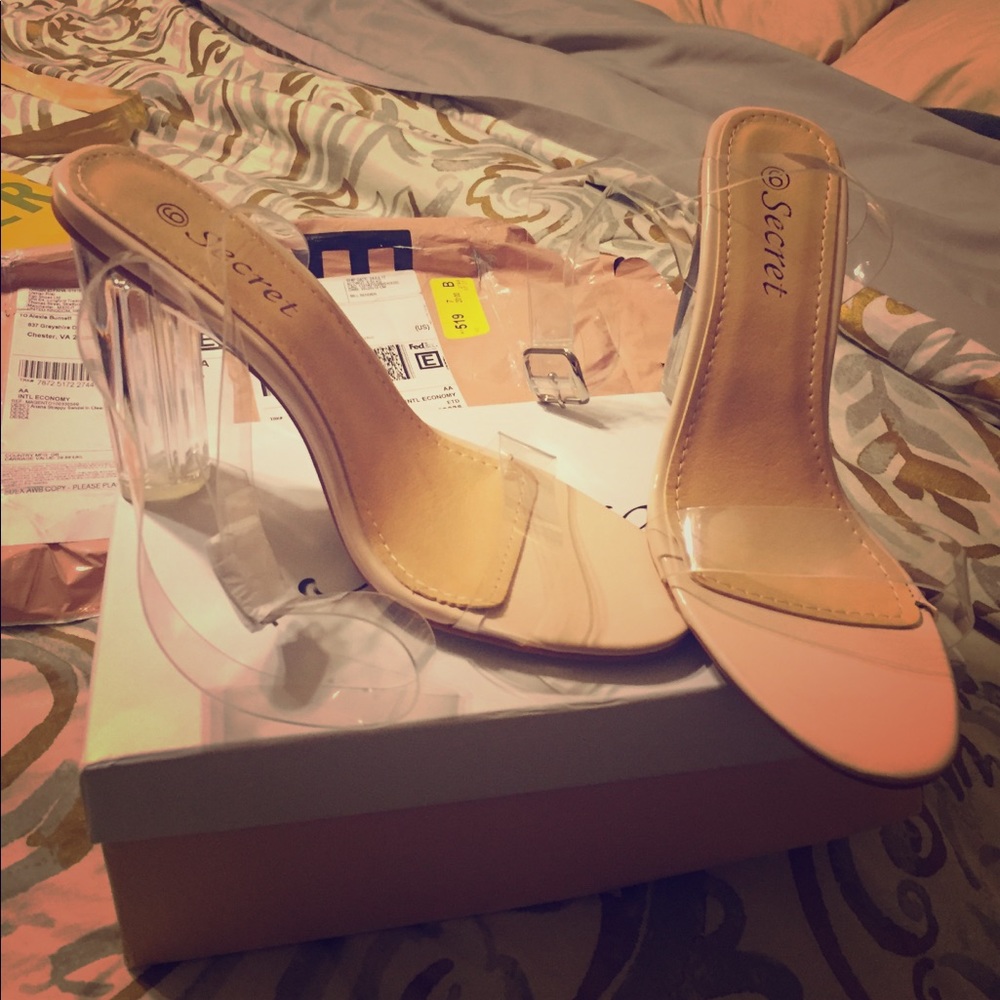 *BRAND NEW, NEVER WORN*  Clear Heel