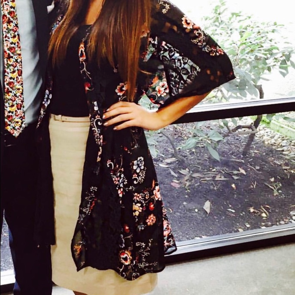 American Eagle Kimono black and floral