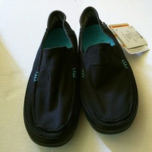 NWT MEN'S CROCS CANVAS SLIP ON, SIZE 8