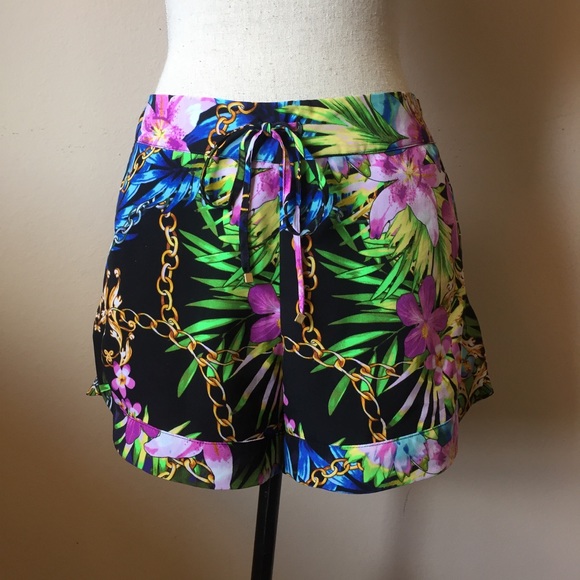 Jennifer Lopez Pants - Tropical Print Shorts w Pockets