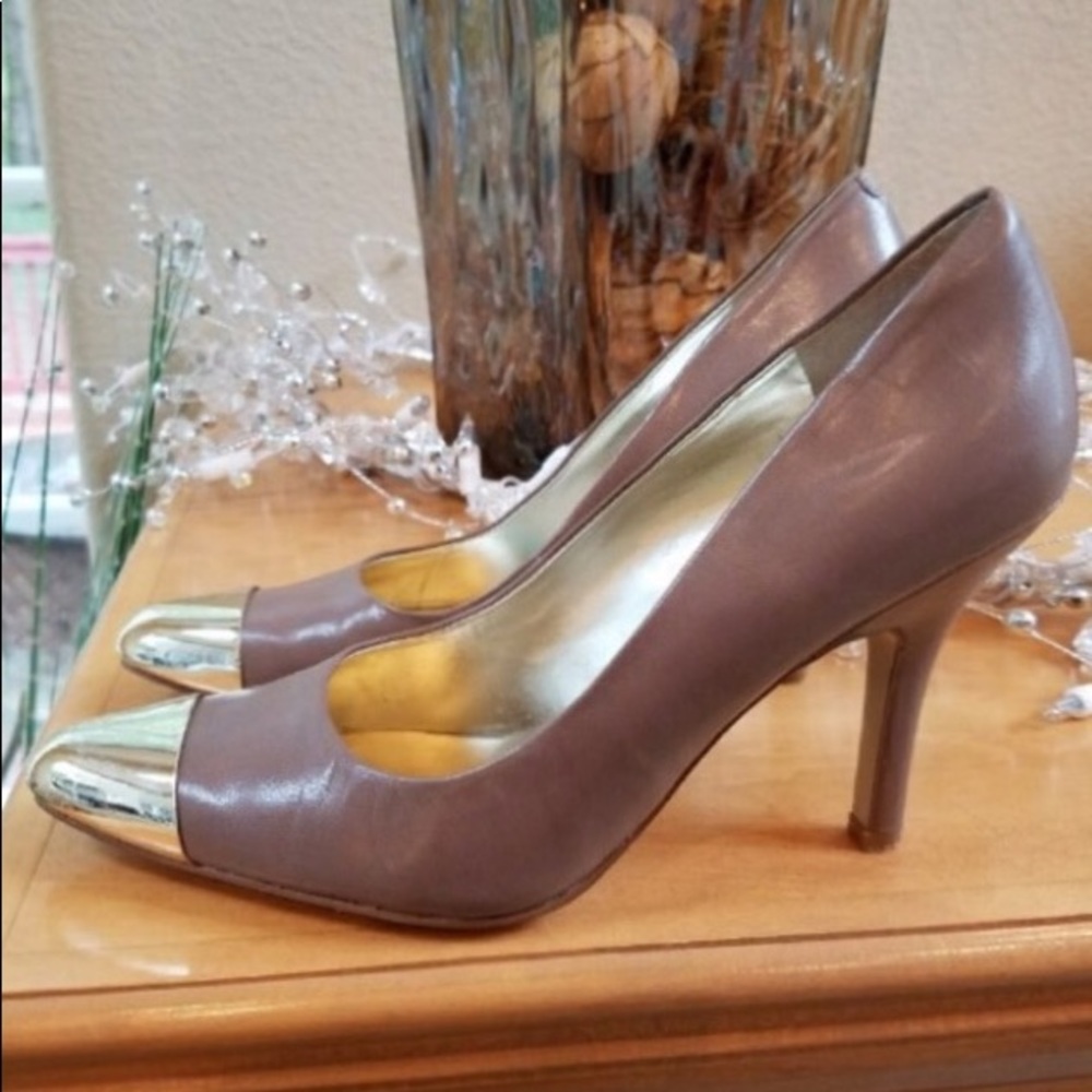 ⬇️Nine West Taupe Heels with Gold Toe accent. Sz 7