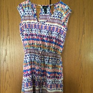 Printed sleeved dress with tie waist