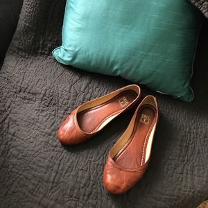 Frye "Carson" Ballet Flat in cognac