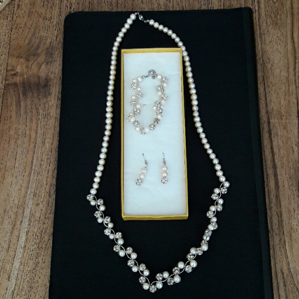 Sale! Pearl necklace/bracelet/earring set