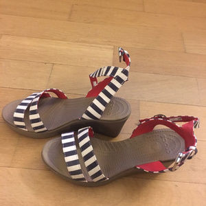 Crocs Leigh wedge in cute colors! Size 8