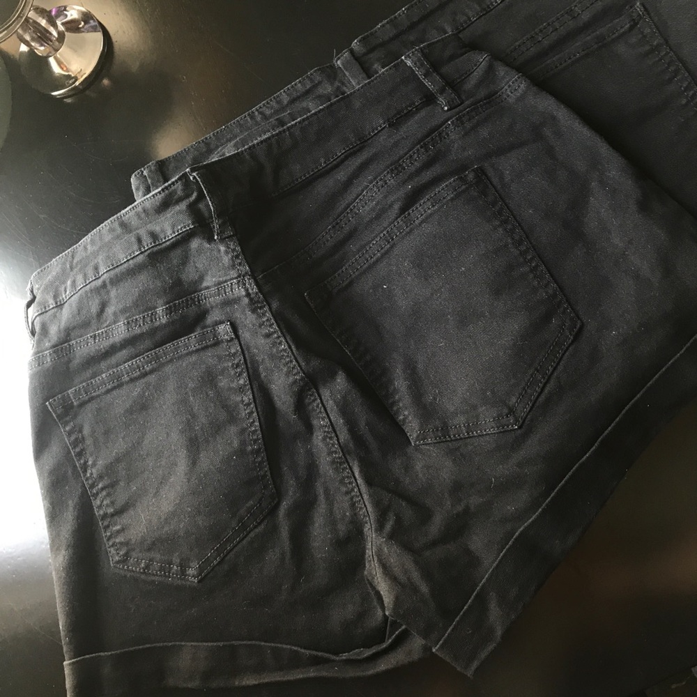 Black shorts - Picture 2 of 4