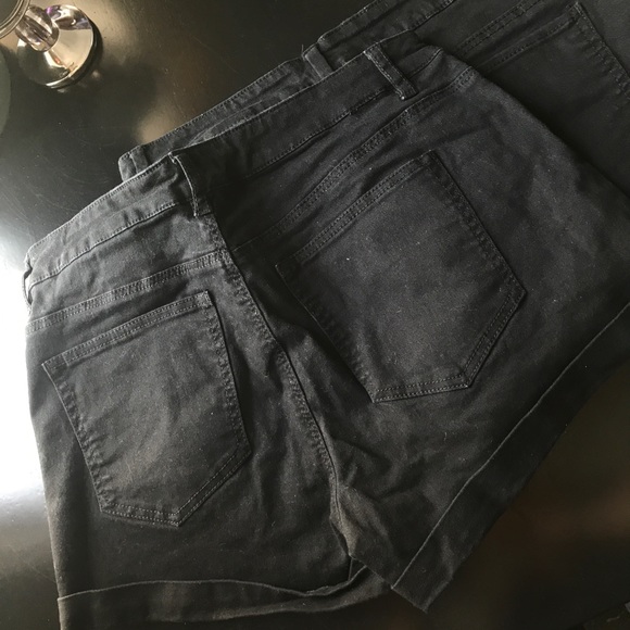 Black shorts - Picture 2 of 4