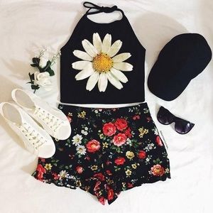 🚫 SOLD 🚫 Forever 21 Floral Shorts